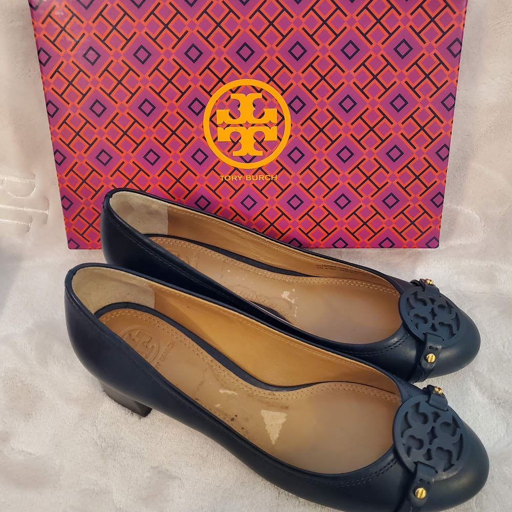 Tory Burch Leather Block Heel Pumps with Logo Cutout - Picture 6 of 7